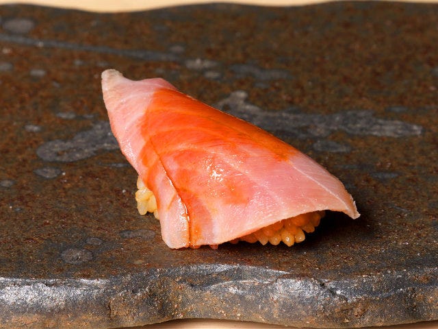 熟成魚のプロフェッショナルが「熟成鮨」を探求！ 東京・広尾の看板のない鮨店『熟成鮨 万』