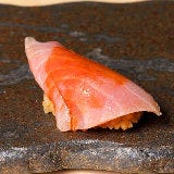 熟成魚のプロフェッショナルが「熟成鮨」を探求！ 東京・広尾の看板のない鮨店『熟成鮨 万』