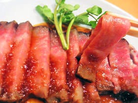 とろける脂身が絶品！うどん屋なのに和牛ローストビーフが旨いと話題の店が新橋にあった