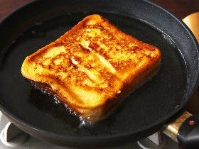 家で作ったとは思えないおいしさ！「フレンチトースト」がひと手間で劇的においしくなる、絶品アレンジ3選