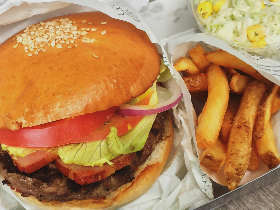 丸の内にて、グルメバーガーの元祖を味わう。