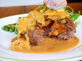 「ウニのハンバーグ」に「フォアグラのボロネーゼ」！　肉×豪華食材の饗宴に悶絶するレストラン