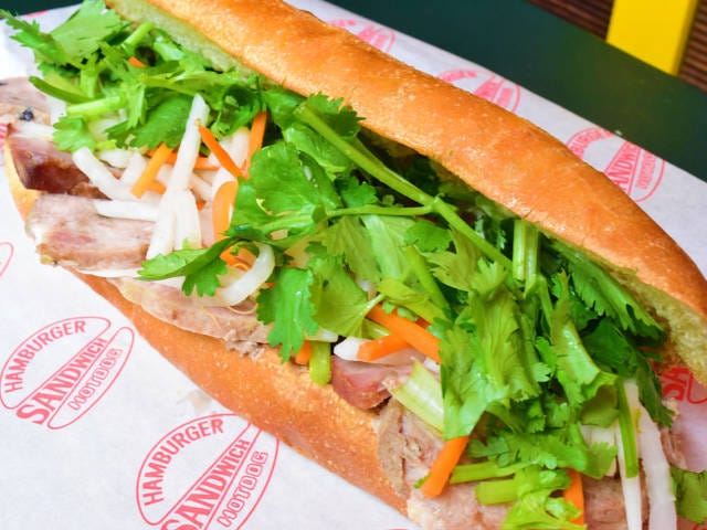 パンからはみ出る爆盛りパクチー！ベトナムのサンドイッチ「バインミー」が絶品の専門店にパクチストが歓喜