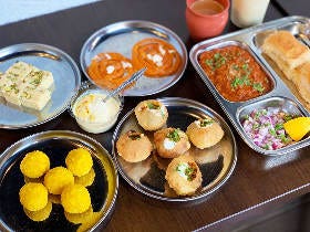 珍しいインドの生菓子が勢ぞろい！ 西葛西『トウキョウ ミタイワラ』で未知なるスイーツとの遭遇