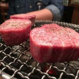 目黒・不動前にある「焼肉しみず」で、厚さ約３ｃｍの黒毛和牛タンの旨さにふるえる