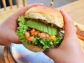 大人気のバーガーショップ『バーグホリック』はハンバーガーとハンバーグがウマすぎると評判【四谷三丁目】