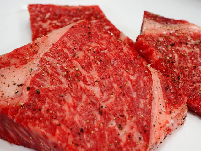 【肉好き必見】牛肉の目利きが伝授！ほんの一手間で自宅ステーキが超おいしくなるコツ