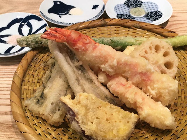 天ぷらとワインを立ち呑みで超リーズナブルに楽しめる恵比寿『喜久や』は、油の臭いもつかないデキる店