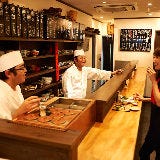 東銀座に、この料理と器なら美女も満足という立ち飲み屋がある