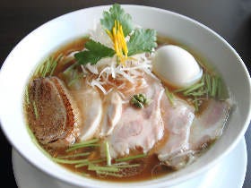 あっさりコク旨「鶏そば」に熱狂的ファン続出！ 鶏を知り尽くした名職人のラーメン店『麺LABOひろ』