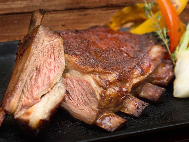 肉汁あふれる豪快な赤身肉をガッツリ味わう！　神保町にNYスタイルのミートダイニングが本日誕生