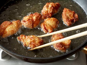 唐揚げを少しの油で「揚げ焼き」にするフライパンの調理のコツ！ ポイントはたった7つ