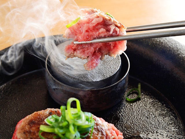肉のうまみがジュワー！ 自分で肉を焼くスタイルが楽しい、福岡の人気ハンバーグ店『極味や』が大阪に進出