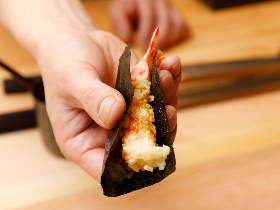 スペシャリテは「海老天巻き」！江戸前の技に「くずし」を加えた個性派鮨店、中目黒『鮨 おにかい』