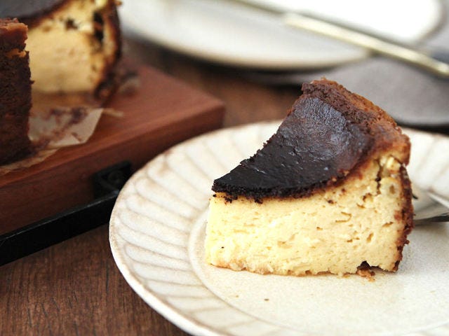 真っ黒に焼くのがポイント！ 甘いのにほろ苦い、スペイン発祥「バスク風チーズケーキ」の簡単レシピ