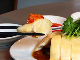 ＴＶで話題沸騰！シンガポールで国賓をもてなすチキンライス（海南鶏飯）とは