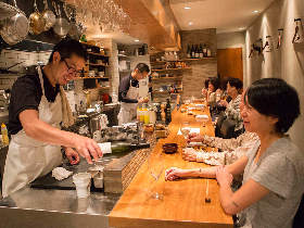 ウニたっぷりの名物から名焼鳥、〆は（福岡だけど）そば。