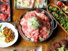 ワイン100種類が30分290円で樽から飲み放題！鍋は極上A5ランク和牛の神コスパ居酒屋【飯田橋】