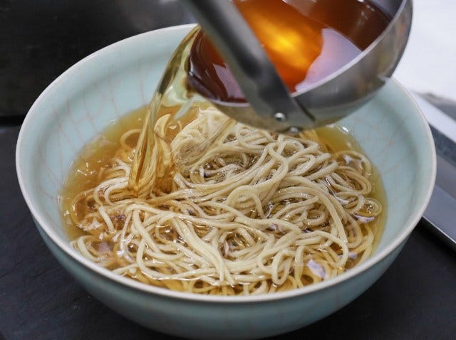 だしのうまさと清涼感に癒される蕎麦とうどんの店『銀座sasuga琳』