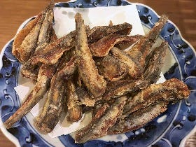 『磯丸水産』の背黒イワシの唐揚げは、クレイジーケンバンド小野瀬さんの「心の奥底に響く」逸品だった