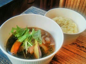 スパイシーでヘルシー。銀座で出会える病みつきスープカリー