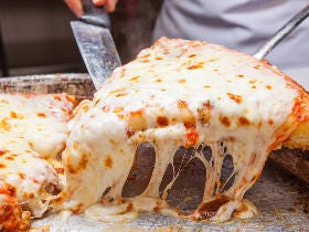 溢れ出るチーズの濁流！大行列の先にある、伝説の東京ピッツァ店3選