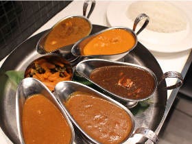 東京有名カレー店が集結！一度に5軒のカレーを食べられる店が有楽町にあった