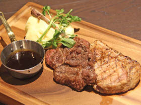 話題の氷温熟成肉も食べられる！　品川にオトナのためのNYスタイル・フードホールがオープン