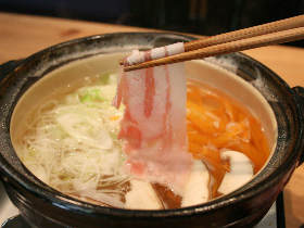 日本酒だけをたっぷり使った「日本酒しゃぶしゃぶ」で麹豚を味わう！　老舗蔵元が銀座に開いた『悠久乃蔵』