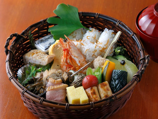 絶品ランチ「炭籠弁当」は旬がどっさり！ 明治時代から愛される、赤坂の日本料理店『とゝや魚新』