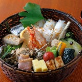 絶品ランチ「炭籠弁当」は旬がどっさり！ 明治時代から愛される、赤坂の日本料理店『とゝや魚新』