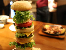 1000kcal超え！高さは40cm！福を呼ぶウルトラ大きいハンバーガー