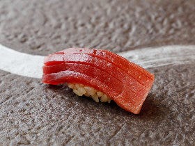 気さくな接客と絶品「鮨」がうれしい！ 東京を代表する鮨店『蔵六雄山』の支店【平河町】