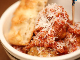 メニューは基本ミートボールだけ。なのに超人気の店の理由は？