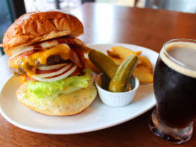 ちょい飲みにも！フレッシュネスバーガーの新業態『クラウンハウス』でハンバーガーとクラフトビールを堪能