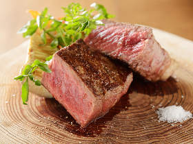 ほとばしる肉汁がたまらない！ 極厚の「薪焼きサーロイン」が激的においしい神戸で話題の『レグノ』