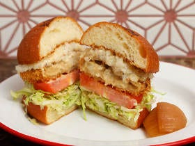 和風だしが絶妙なうまさ！ 寿司屋の名店『銀座 青空』出身の魚のプロが作る「和風フィッシュバーガー」