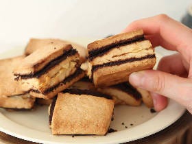 重ねて焼くだけの「しましまスコーン」が可愛すぎ！ ジャムやココアパウダーで簡単に作れるスコーンレシピ