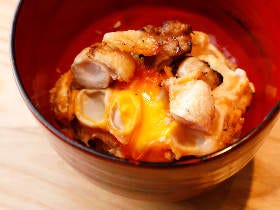 究極の地鶏で作る「おやこまご丼」が濃厚、超うまい！ 養鶏も手掛ける六本木の焼鳥店『焼鶏 ひらこ』