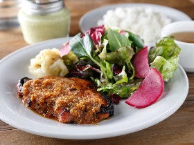 昼は「生姜焼き定食」専門店、夜は「絞りたてサワー」の酒場に変身する池袋の『グリップ プロビジョン』