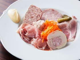 敏腕シェフの本格ソーセージ・ハムに舌鼓！ 都内で絶品「シャルキュトリー（加工肉）」が楽しめる店7選 