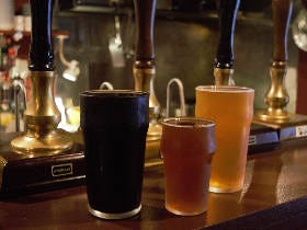 香り高い絶品クラフトビールが味わえる！　イギリス発祥の「リアルエール」をがぶ飲みできるビアパブが話題