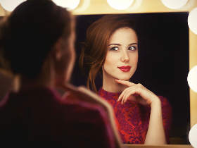 これで飲み会もひとり勝ち！？秘書に教わるメイク直しテクニック