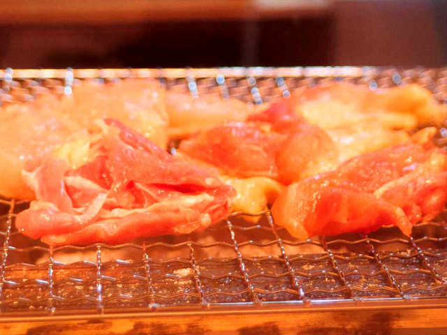 北海道・小樽でもほとんど幻！という“最強地鶏”小樽地鶏を知られざる横丁の名店『鳥ま津』で食べつくす
