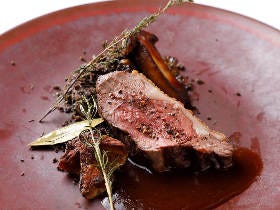 オーナーもハントへ！一頭買いのヒグマなど”一番ウマい”ジビエが味わえる、ジビエの名フレンチ『マノワ』