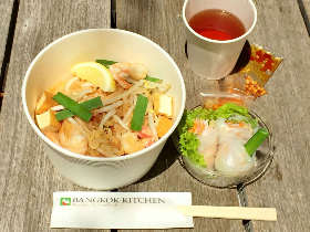 アジアの香りをオフィスに！丸の内でタイ風焼きそばをテイクアウト