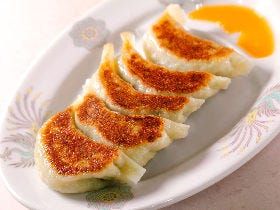 つるもち食感の皮がピカイチ！ もと製麺屋がやる「餃子」が秀逸すぎる、新宿「思い出横丁」の町中華