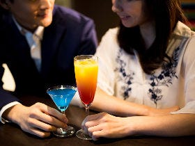 【男女200人調査】こんなお酒を飲んでほしい、あんな酔い方ゆるせない！ ロマンチックな夏のお酒とは？