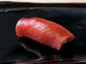 【神楽坂】看板なし、大人の隠れ家・鮨屋『すし ふくづか』は温度のマジックが寿司をうまくする！