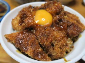 岡山に全国からファンが集結するというソースカツ丼と懐かしの中華そばの聖地がある